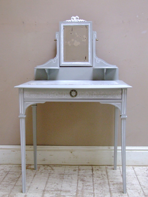 antique french coiffeusse